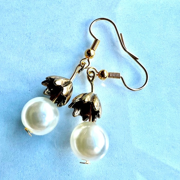 New ~ Pearl Flower Drop Earrings - Picture 2 of 5